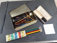 Kiste voller Zeichenstifte und